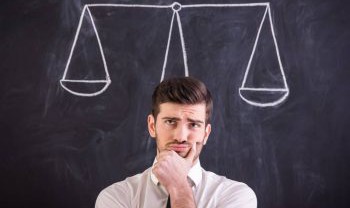 O que dá mais retorno: investir em ações ou imóveis?