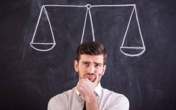 O que dá mais retorno: investir em ações ou imóveis?